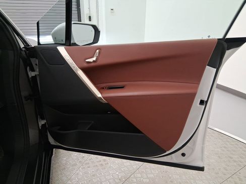 Used 2023 BMW iX xDrive50 w/ Sport Package image 31