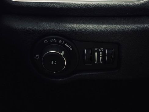 Certified 2025 Chrysler Pacifica Limited image 37