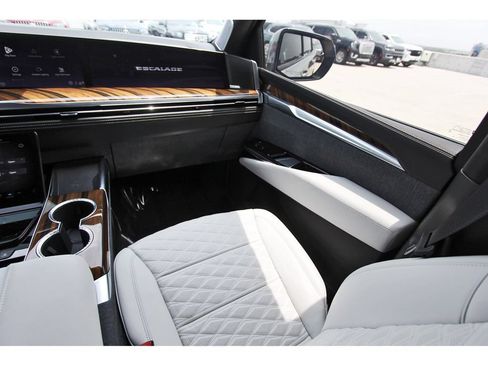 Certified 2026 Cadillac Escalade Platinum Sport w/ LPO, ONYX Package AWD/4WD image 10