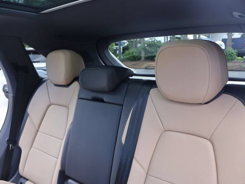 Certified 2025 Porsche Cayenne AWD/4WD image 10
