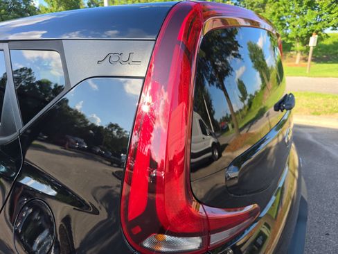 Used 2020 Kia Soul S FWD image 33