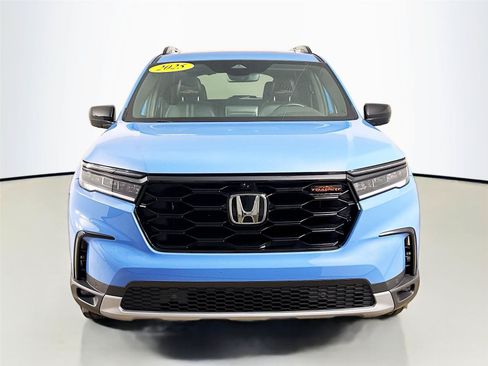Used 2025 Honda Pilot TrailSport image 3