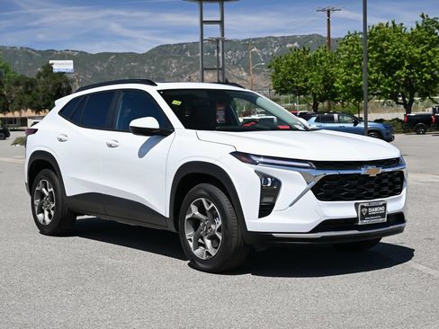 Used 2026 Chevrolet Trax LT w/ Sunroof Package FWD image 1