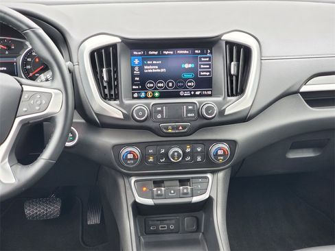 Used 2024 GMC Terrain SLT image 24