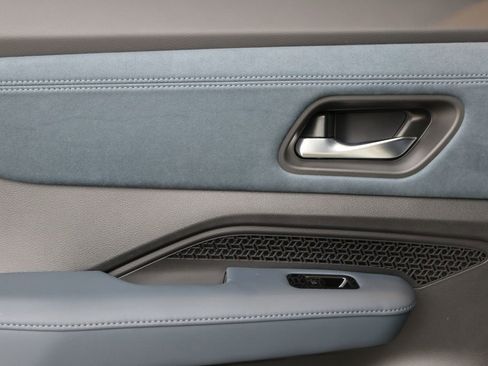 Used 2024 Nissan Ariya AWD image 23