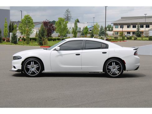 Used 2018 Dodge Charger SXT RWD image 2