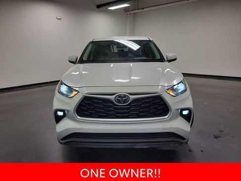 Used 2023 Toyota Highlander LE image 3