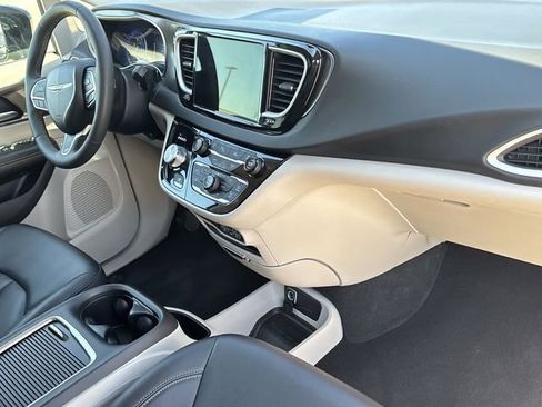Used 2024 Chrysler Pacifica Touring-L image 31