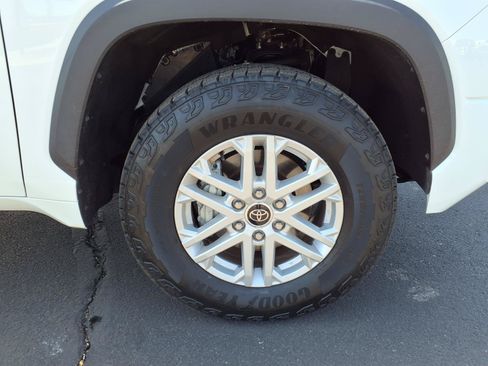 Used 2022 Toyota Tundra SR5 w/ SR5 Premium Package RWD image 9