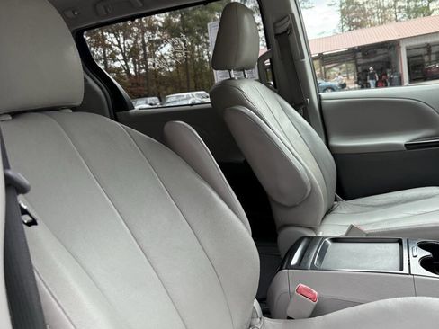 Used 2011 Toyota Sienna LE image 4