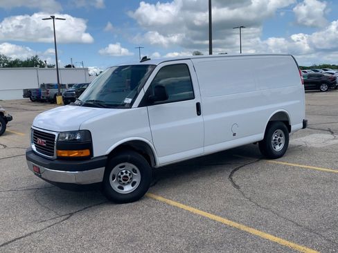 New 2025 GMC Savana 2500 w/ Driver Convenience Package RWD image 28