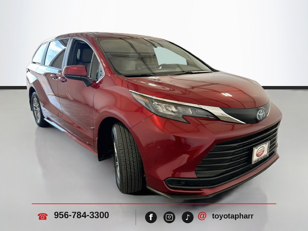 Used 2025 Toyota Sienna LE FWD image 3