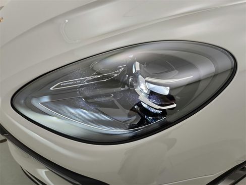 Used 2025 Porsche Macan image 26