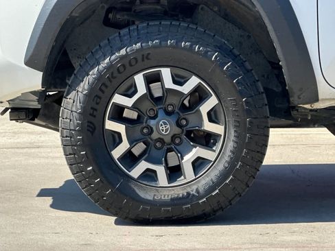 Used 2016 Toyota Tacoma TRD Off-Road w/ Premium & Technology Package image 27