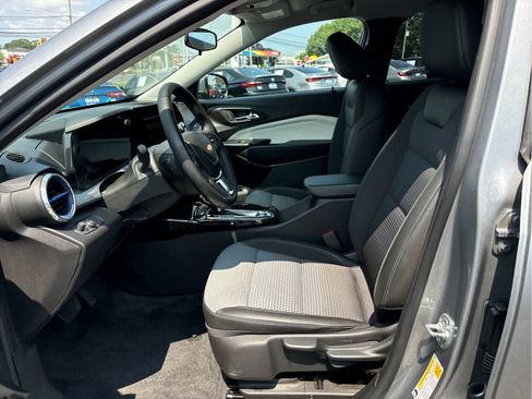 Certified 2025 Chevrolet Trax LT w/ LT Convenience Package FWD image 9