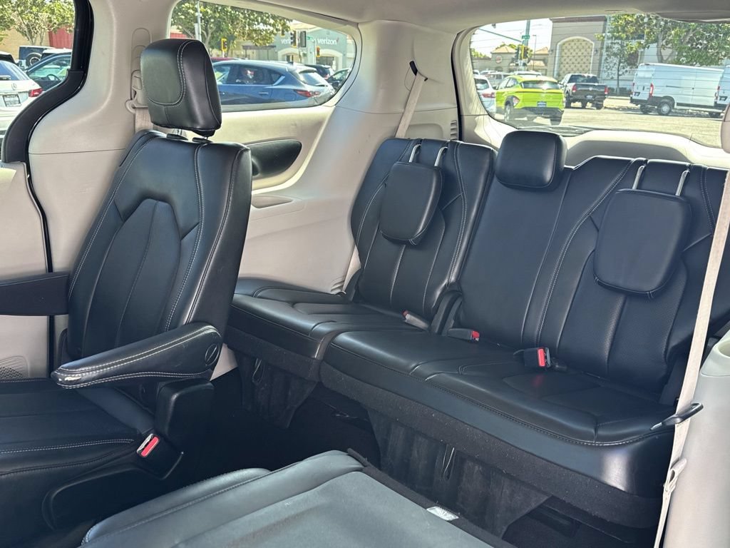 Used 2023 Chrysler Pacifica Touring-L FWD image 17