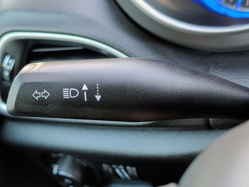 Used 2025 Chrysler Pacifica Select FWD image 44