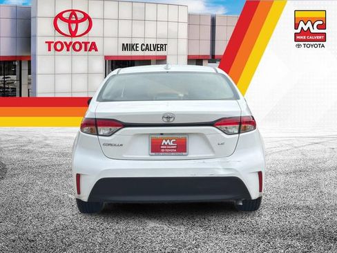 Used 2025 Toyota Corolla LE w/ LE Premium Package FWD image 4