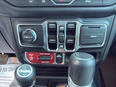 Used 2023 Jeep Gladiator Mojave w/ Cold Weather Group AWD/4WD image 16