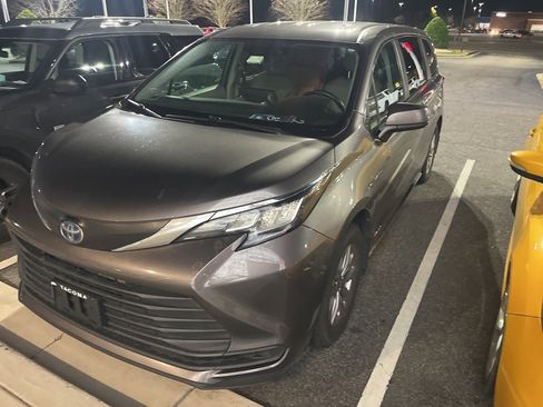 Used 2021 Toyota Sienna LE image 1