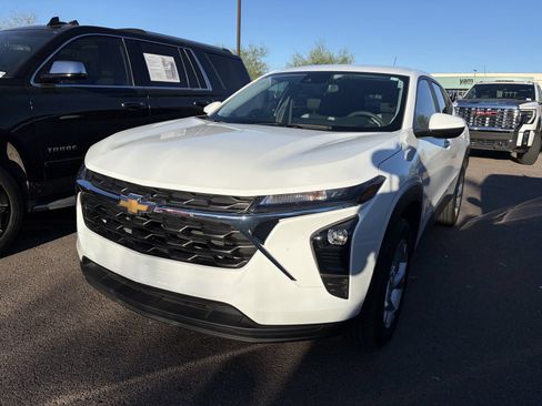 Used 2025 Chevrolet Trax LS w/ LS Convenience Package FWD image 2