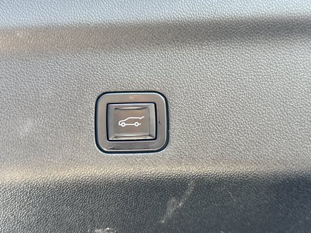 Used 2025 GMC Yukon XL AT4 w/ AT4 Premium Plus Package AWD/4WD image 7