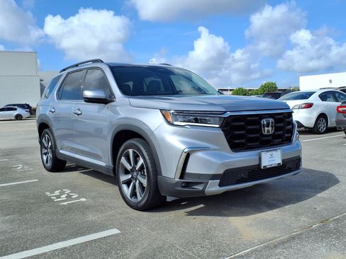 Certified 2025 Honda Pilot Touring image 2