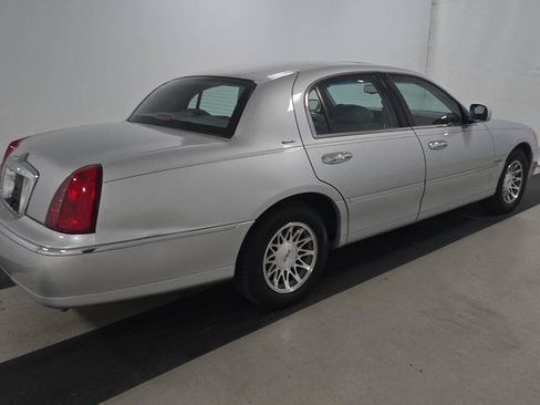Used 2000 Lincoln Town Car Signature RWD image 2