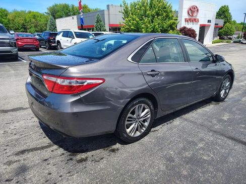 Used 2017 Toyota Camry SE w/ Moonroof Package FWD image 4