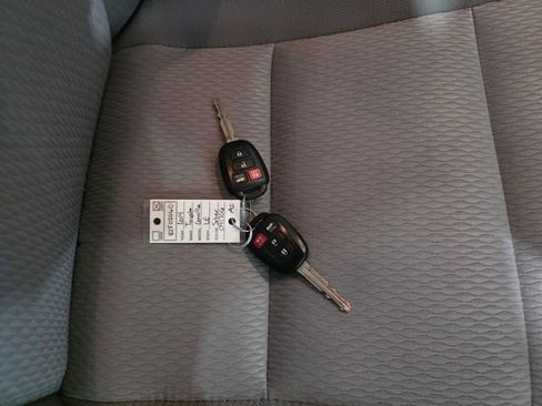 Used 2014 Toyota Corolla LE image 9