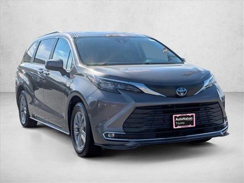 Used 2024 Toyota Sienna XLE image 1