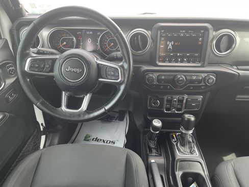 Used 2018 Jeep Wrangler Unlimited Sahara AWD/4WD image 15