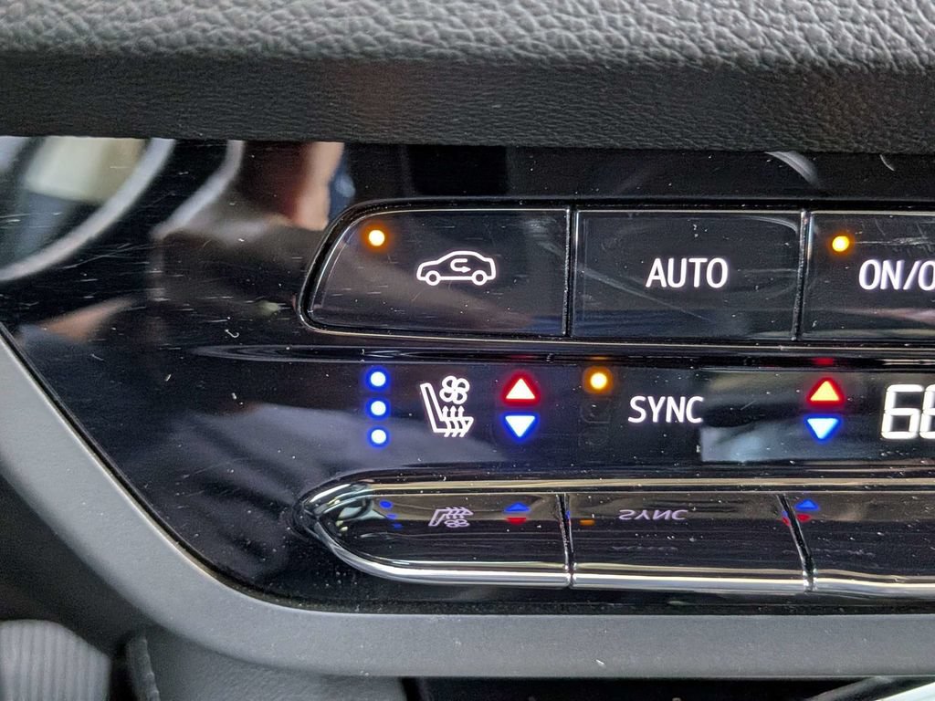 Used 2023 Buick Envision Avenir AWD/4WD image 30