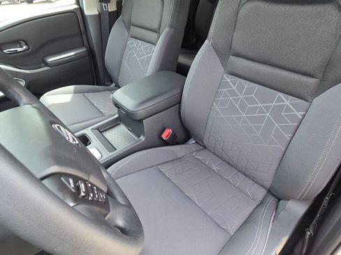 Used 2025 Nissan Frontier SV AWD/4WD image 17