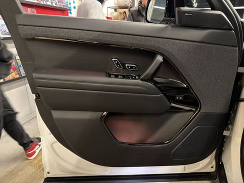 Used 2023 Land Rover Range Rover Sport SE Dynamic image 17