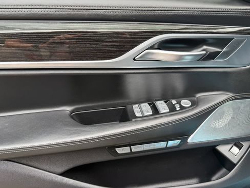 Used 2018 BMW 750i RWD image 19