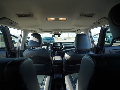 Used 2021 Toyota Highlander XLE image 26