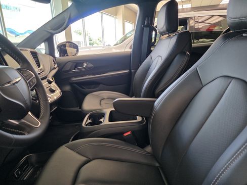 New 2026 Chrysler Pacifica Select AWD/4WD image 8
