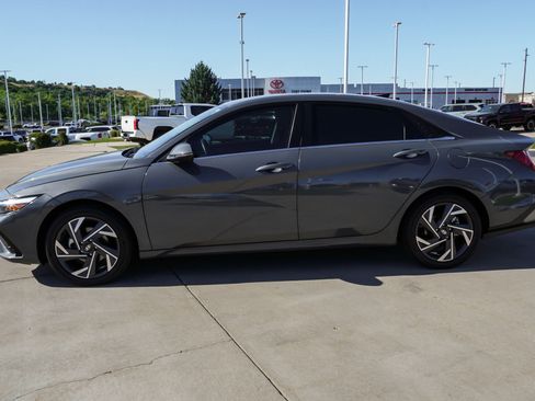 Used 2025 Hyundai Elantra Limited FWD image 5