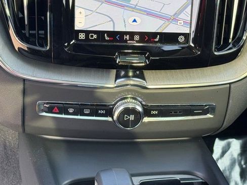 Used 2025 Volvo XC60 B5 Plus image 21