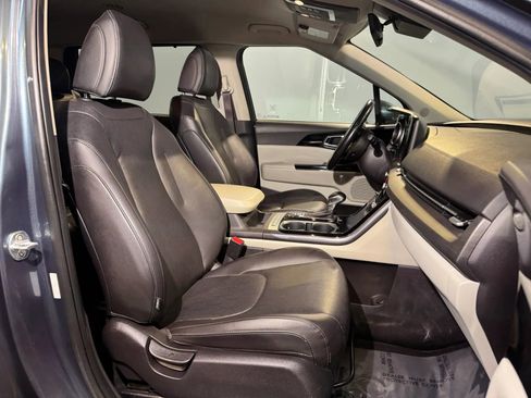 Used 2022 Kia Carnival EX FWD image 24