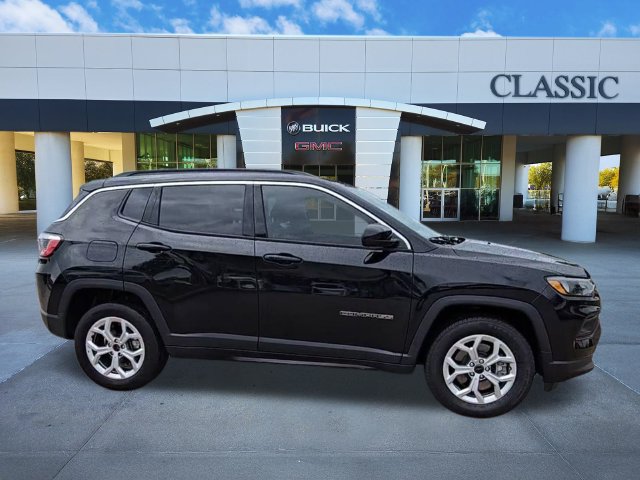 Used 2025 Jeep Compass Latitude AWD/4WD image 9