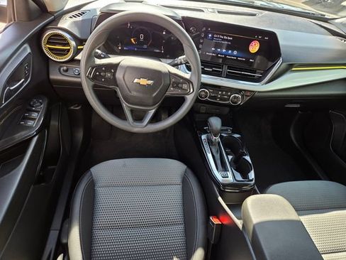 Certified 2025 Chevrolet Trax LT FWD image 12