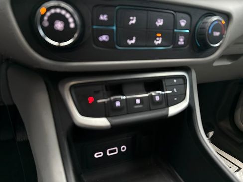 Used 2024 GMC Terrain SLE image 25