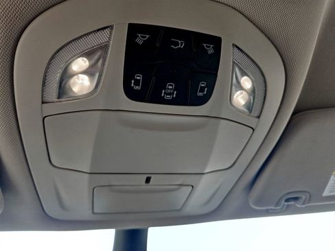 Used 2024 Chrysler Pacifica Select image 24