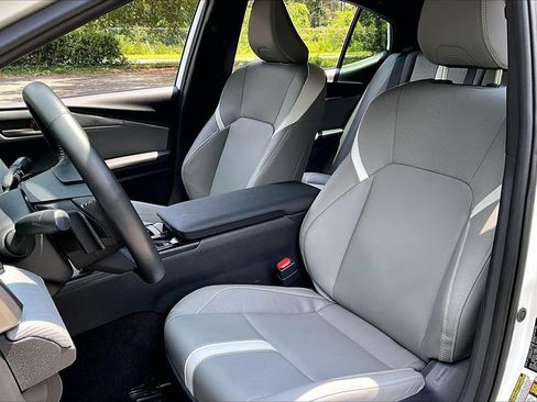 Used 2025 Toyota Camry SE w/ Convenience Package FWD image 18