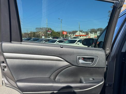 Used 2017 Toyota Highlander SE image 29