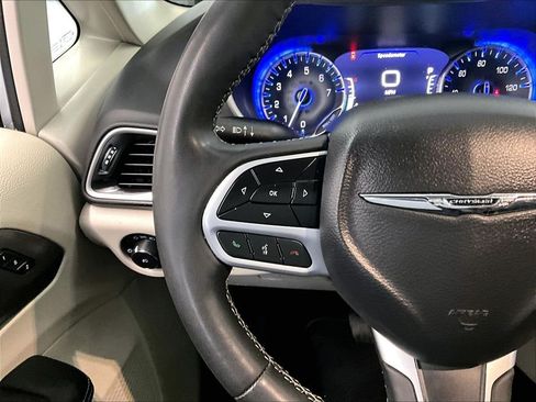 Used 2023 Chrysler Pacifica Touring-L FWD image 24