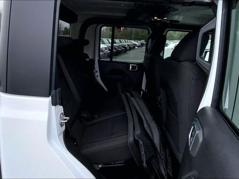 Certified 2023 Jeep Gladiator Willys image 15
