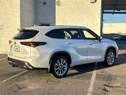 Used 2024 Toyota Highlander Limited image 5